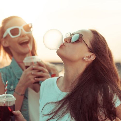 Girls,Have,Fun,With,Drinks,At,The,Sunset Girls,Have,Fun,With,Drinks,At,The,Sunset
